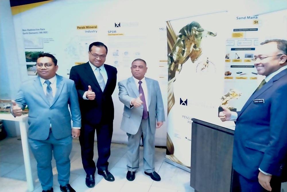 Saarani (dua dari kanan) ketika melawat ruang pameran Perbadanan Menteri Besar Perak (MB Inc) selepas merasmikan State Leadership Summit 2022 di Hotel Casuarina @ Meru, di sini pada Rabu.