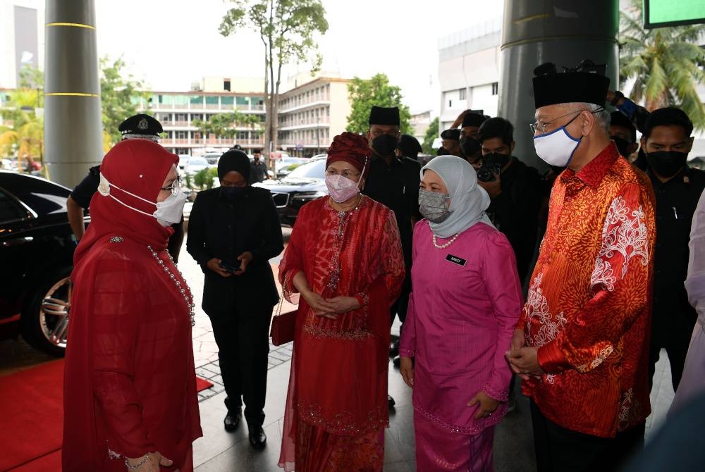 Raja Permaisuri Agong Tunku Azizah Aminah Maimunah Iskandariah (kiri) berangkat tiba pada majlis sambutan Hari Wanita Kebangsaan ke-60 di Dewan Perdana Felda, pada Khamis. Hadir sama Perdana Menteri Datuk Seri Ismail Sabri Yaakob (kanan) dan Menteri Kebudayaan, Kesenian dan Pelancongan Datuk Seri Nancy Shukri (dua, kanan). - Foto Bernama