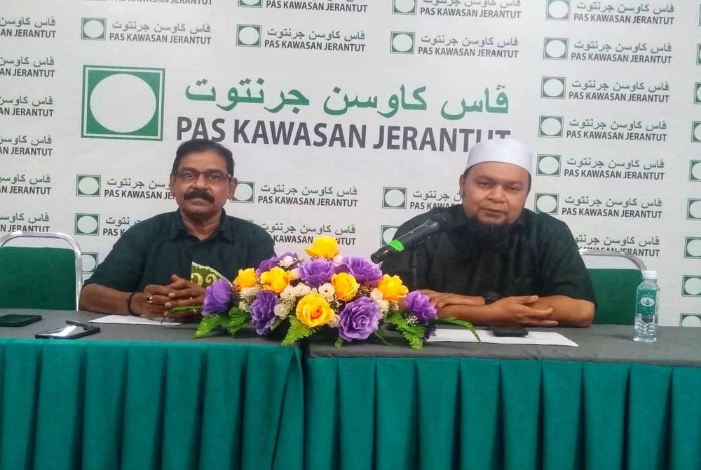 N Balasubramaniam (kiri) bersama Yohanis pada sidang akhbar di KIAS Jerantut pada Khamis.