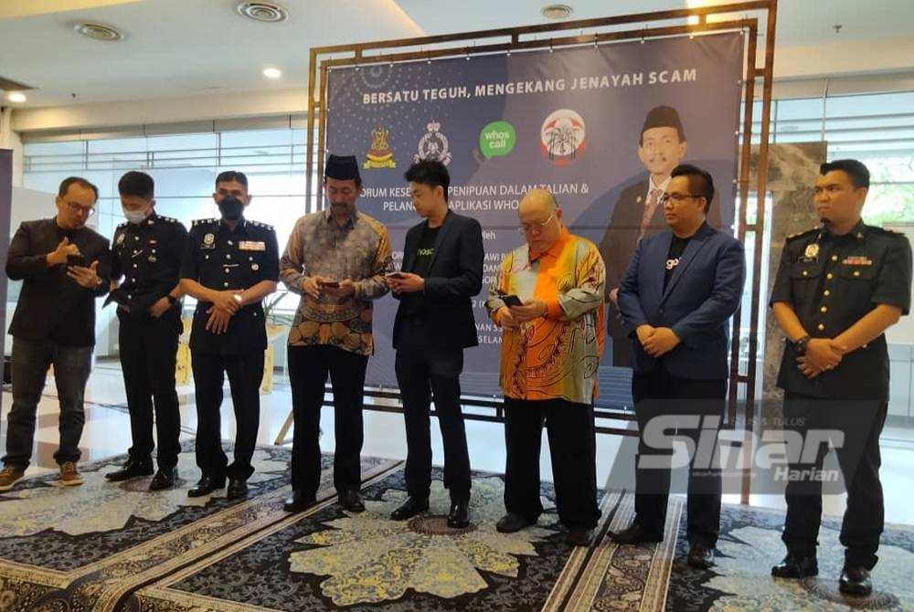 Mohd Zawawi (empat kiri) merasmikan Forum Kesedaran Penipuan Dalam Talian dan Pelancaran Aplikasi Whoscall di Foyer Bangunan Sultan Salahuddin Abdul Aziz Shah di sini pada Khamis.