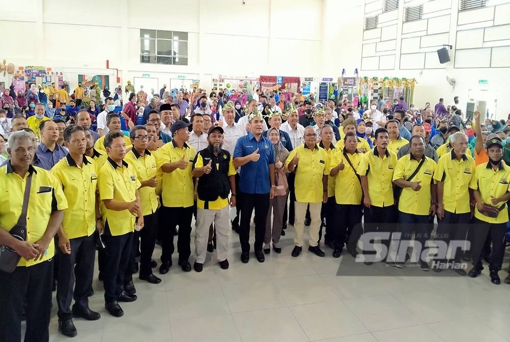 Mohd Radzi (tengah) bersama jemputan yang hadir pada program Wacana Dr Radzi Jidin Bersama Komuniti Orang Asli di Pusat Pentadbiran dan Pusat Komersial Asli, di sini pada Khamis.