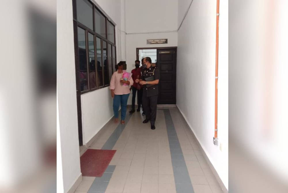 Kasturi (kiri) didenda RM10,000 oleh Mahkamah Sesyen 1 Sungai Petani pada Rabu atas kesalahan melonggokkan sisa pepejal secara haram pada tahun lepas.