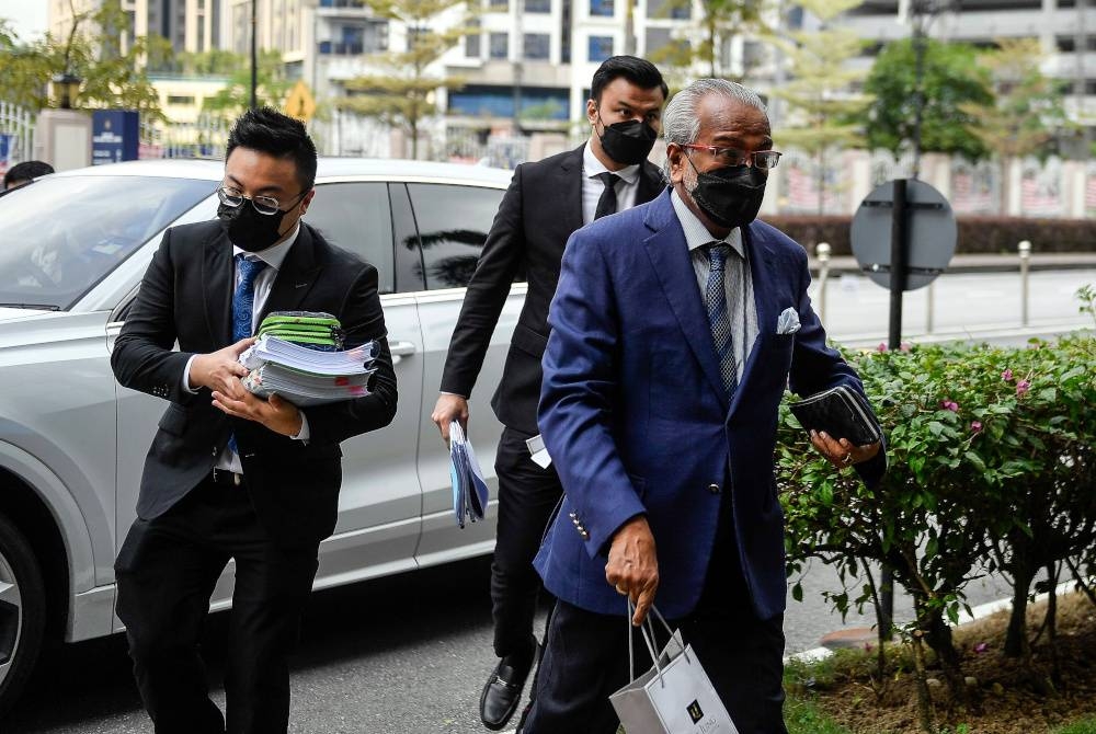 Mohammad Shafee (depan) enggan memberikan sebarang kenyataan perbicaraan kes 1MDB yang dihadapi Najib. - Foto Bernama