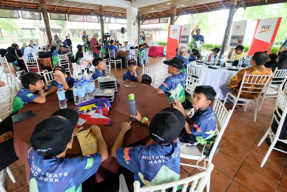 Seramai 100 orang murid tahap dua dari empat buah sekolah rendah menyertai program rintis “Eksplorasi Alam Lestari Siri Kedua” di Paya Indah Wetland, pada Khamis. - Foto Bernama
