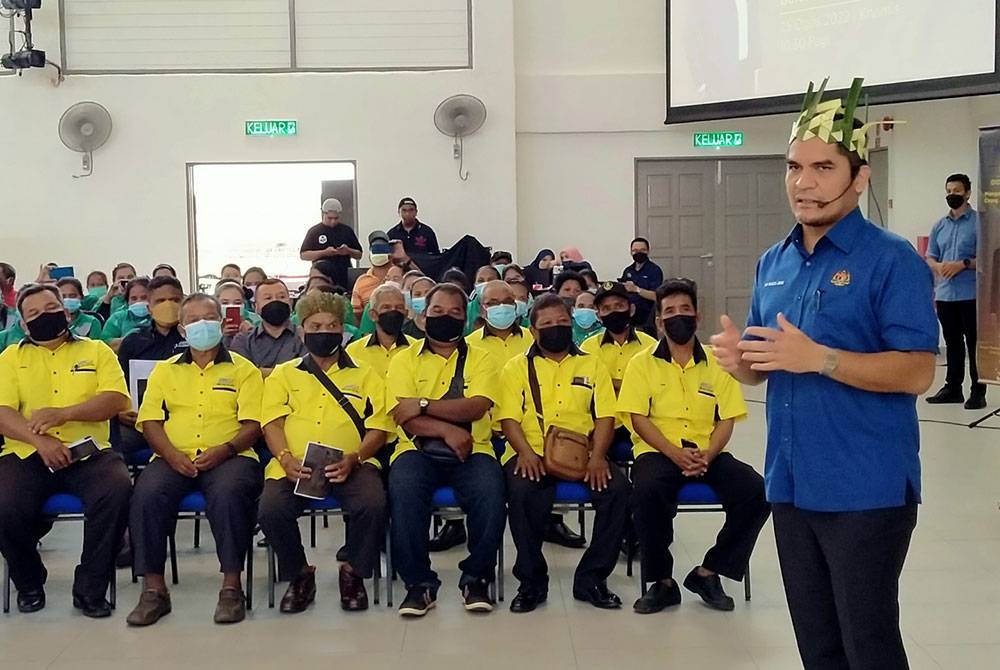 Mohd Radzi (kanan) berucap pada program Wacana Dr Radzi Jidin Bersama Komuniti Orang Asli di Pusat Pentadbiran dan Pusat Komersial Asli, di sini pada Khamis.