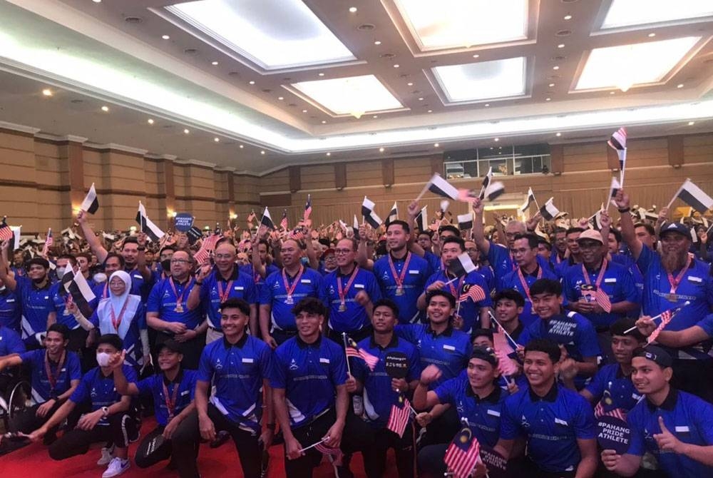 Wan Rosdy bersama atlet Pahang selepas Majlis Pelancaran Pahang Pride Athlete dan pembukaan Akademi Golf dan E-Sport Pahang pada Khamis.