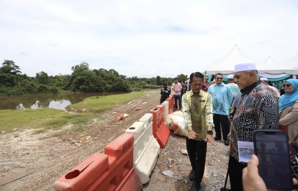 Ahmad (dua dari kanan) melawat ke tapak PLSB Sungai Golok di ban banjir Sungai Lanchang Lemal, Pasir Mas pada Khamis. - Foto ihsan Facebook MB Kelantan