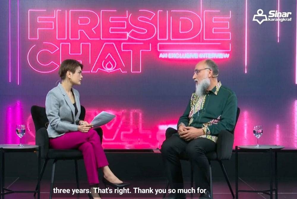 Abd Al-Fattah (kanan) bersama Tehmina dalam program Fireside Chat bertajuk &#039;The Palestinian Conflict: Shifting Perceptionist&#039; yang disiarkan secara langsung di semua platform digital Sinar Harian pada Khamis.