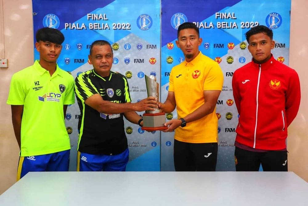 Bahazenan (dua dari kiri) dan Muhammad Firdaus memegang Piala Belia 2022 yang menjadi rebutan pasukan Sri Pahang dan Selangor.