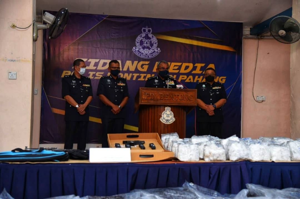 Ramli (dua dari kanan) dan Ketua Polis Daerah Bentong, Superitendan Zaiham Mohd Kahar (kanan) pada sidang akhbar kes rampasan syabu di IPD Bentong pada Khamis. 