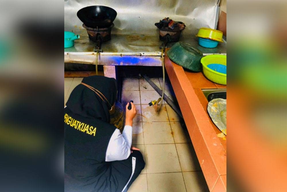 JKNK mengarahkan dua premis perniagaan makanan di Kota Bharu ditutup selepas gagal mencapai standard kebersihan ditetapkan oleh KKM pada Rabu.