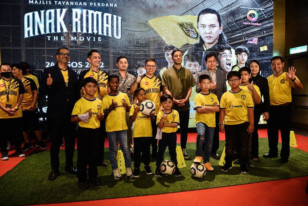 Tengku Fahd (belakang, lima dari kiri) bersama Tengku Muhammad Iskandar (belakang, tiga dari kiri) ketika menghadiri Majlis Tayangan Perdana Filem Anak Rimau di Dadi Cinema Pavillion Mall.