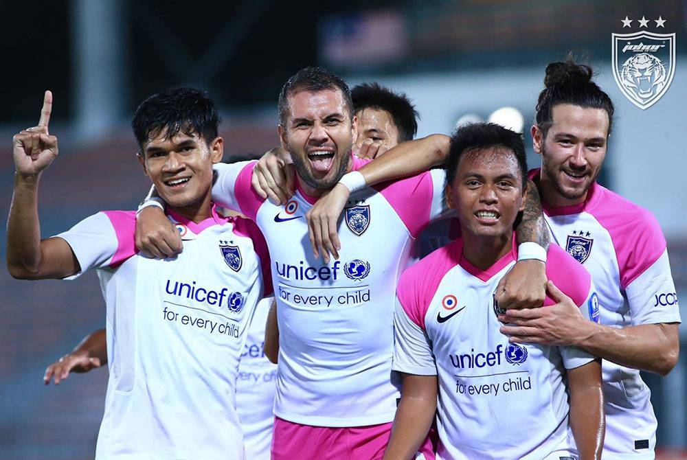 Eldstal merai jaringan bersama para pemain JDT II ketika menentang Skuad Projek FAM-MSN di Stadium Bola Sepak Kuala Lumpur, Cheras, pada Khamis. - Foto Johor Southern Tigers