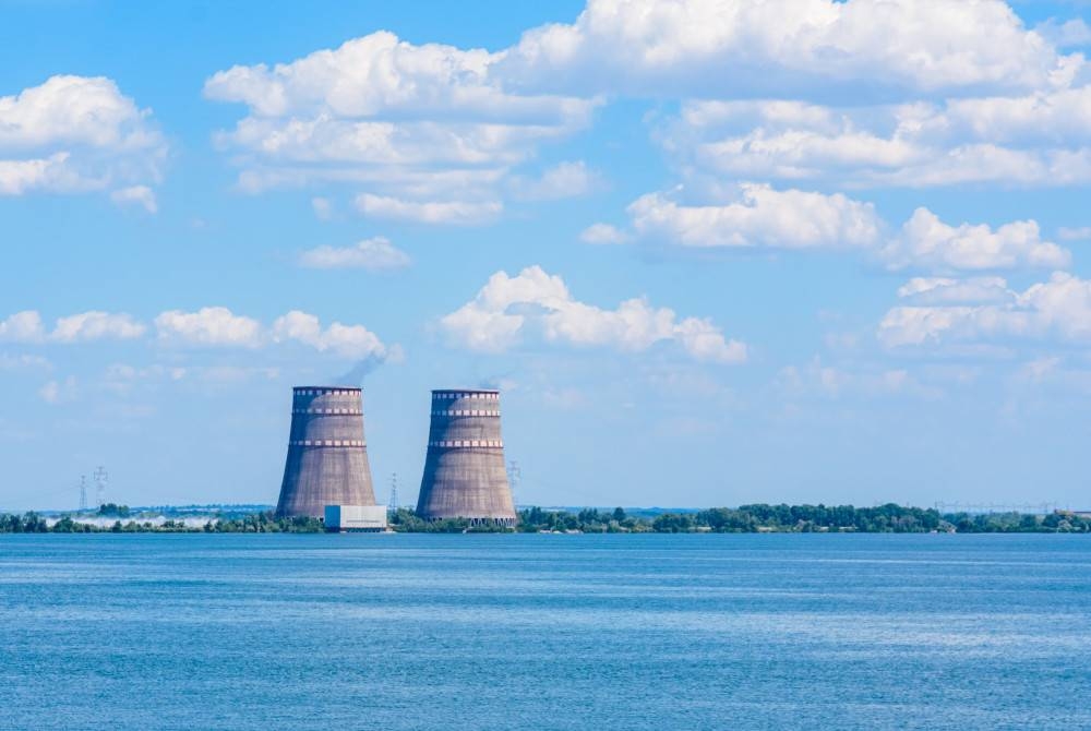 Menara penyejuk Stesen Janakuasa Nuklear Zaporizhzhia berhampiran bandar Enerhodar, Ukraine. - Foto 123RF	