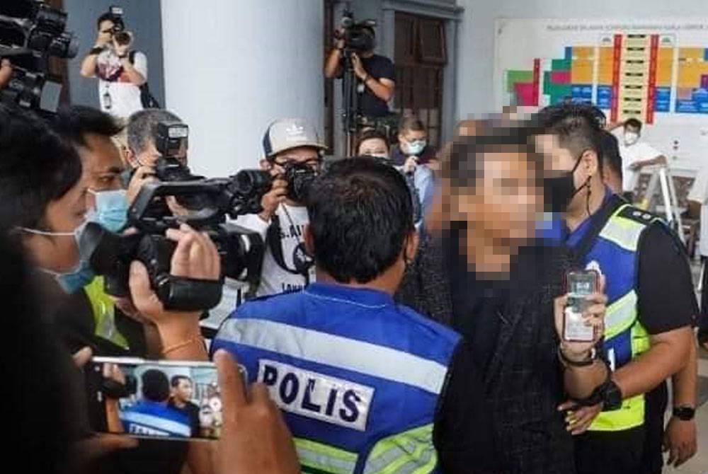 Lelaki tersebut dibawa keluar pihak polis selepas lima minit membuat bising di lobi Kompleks Mahkamah Kuala Lumpur pada Khamis.