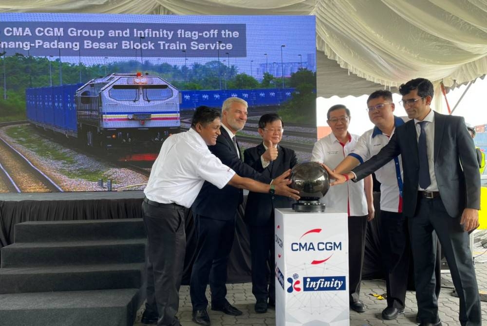 Ketua Menteri Pulau Pinan,g Chow Kon Yeow (tiga dari kiri) merasmikan Perkhidmatan Keretapi Blok Padang Besar dan Depoh Kontena Terbuka di Pelabuhan Pulau Pinang, pada Jumaat.