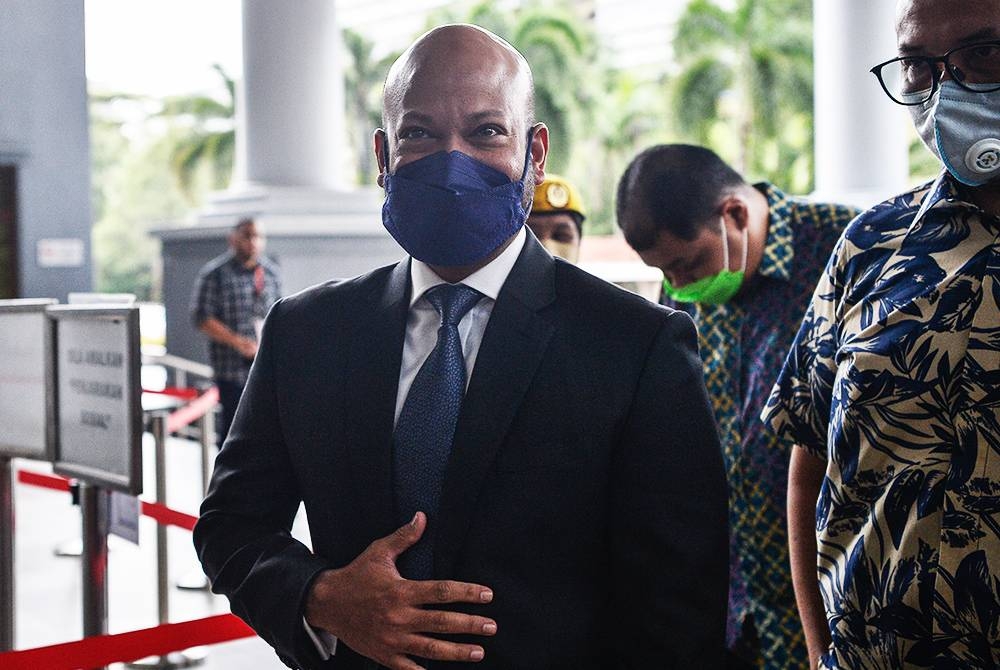 Arul Kanda (kiri) hadir di Mahkamah Tinggi hari ini untuk perbicaraan kes meminda laporan audit 1MDB yang dihadapinya bersama bekas Perdana Menteri, Datuk Seri Najib Tun Razak. Foto Bernama