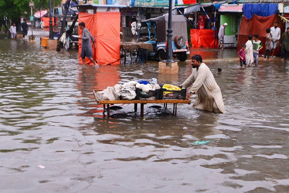 Banjir besar melanda Pakistan menyebabkan lebih 30 juta rakyatnya hilang tempat tinggal. - Foto Xinhua