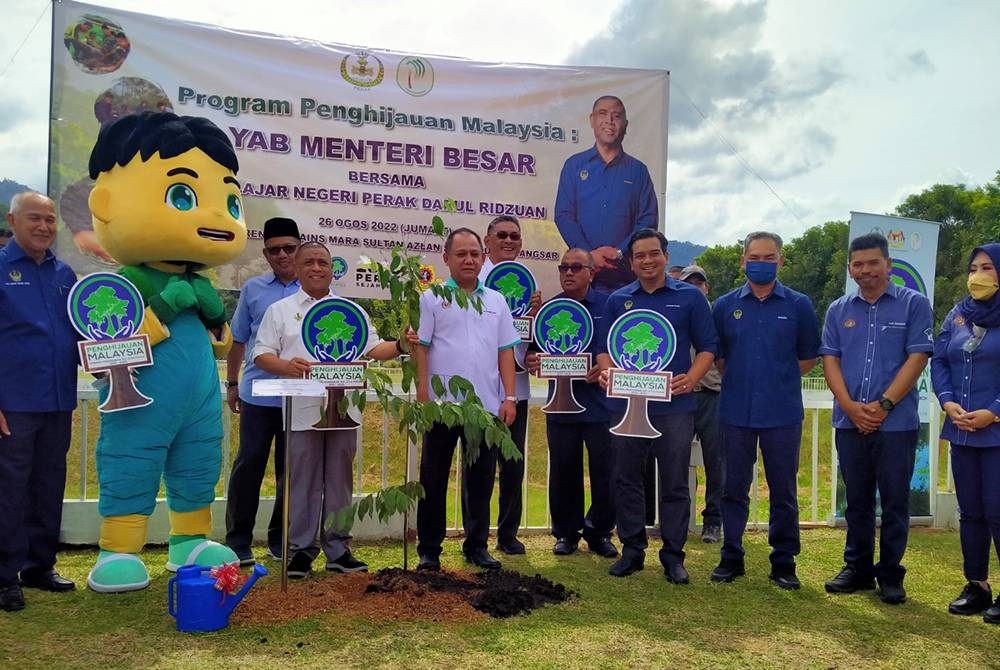 Saarani (tiga dari kiri) selepas menanam pokok sempena Program Penghijauan Malaysia: YAB Menteri Besar Bersama Pelajar Negeri Perak di Maktab Rendah Sains Mara (MRSM) Sultan Azlan Shah pada Jumaat.