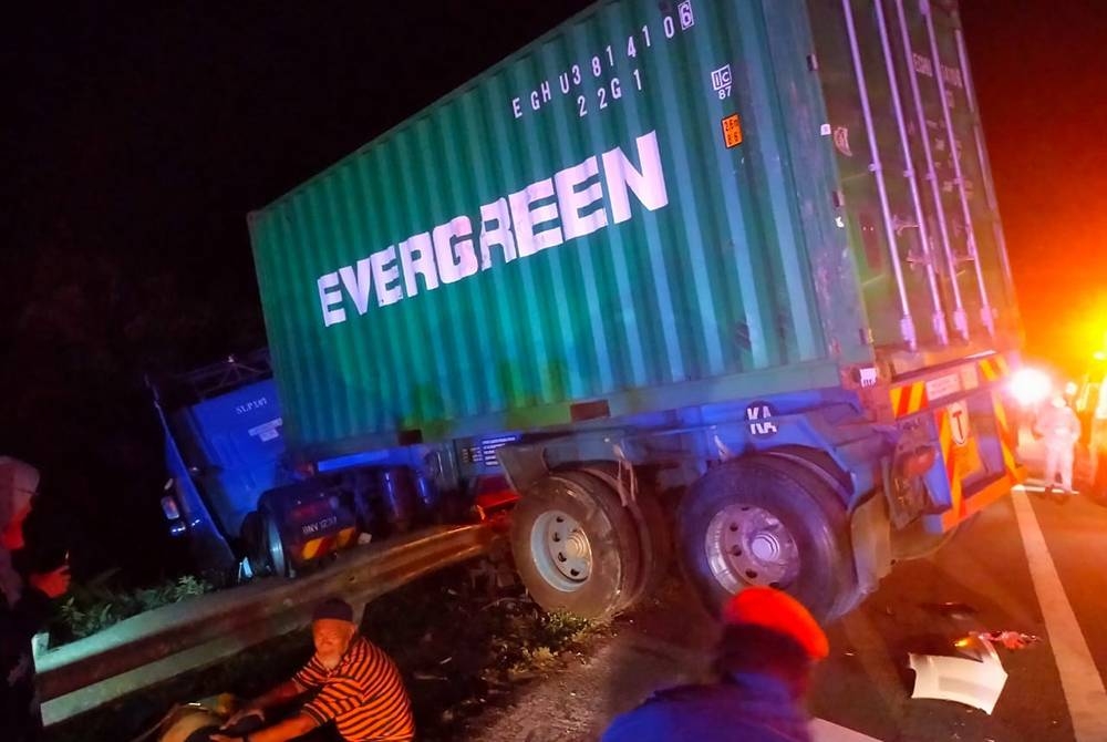 Keadaan treler yang terbabit kemalangan meragut empat nyawa di KM135.7 LPT1 di Temerloh pada awal pagi Sabtu. - Foto JBPM PAHANG