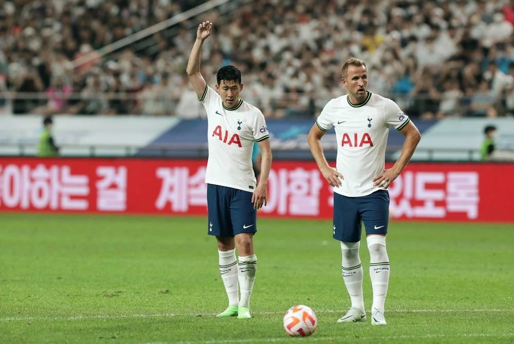 Gandingan Harry Kane (kanan) dan Son Heung-Min mampu menjadi 'pemusnah' Forest pada Ahad. - Foto 90 minutes