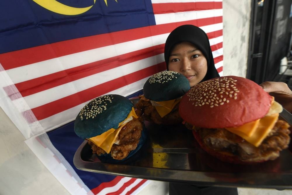 Burger 'Zinger Gemilang' dihasilkan bagi menzahirkan rasa patriotik dan cintakan negara sempena sambutan Hari Kebangsaan tahun ini. - Foto Bernama