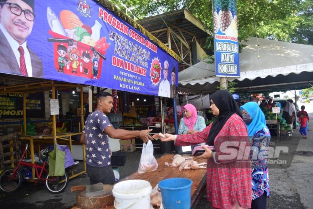 Pelanggan membeli ayam dan habis dijual dalam tempoh sejam.