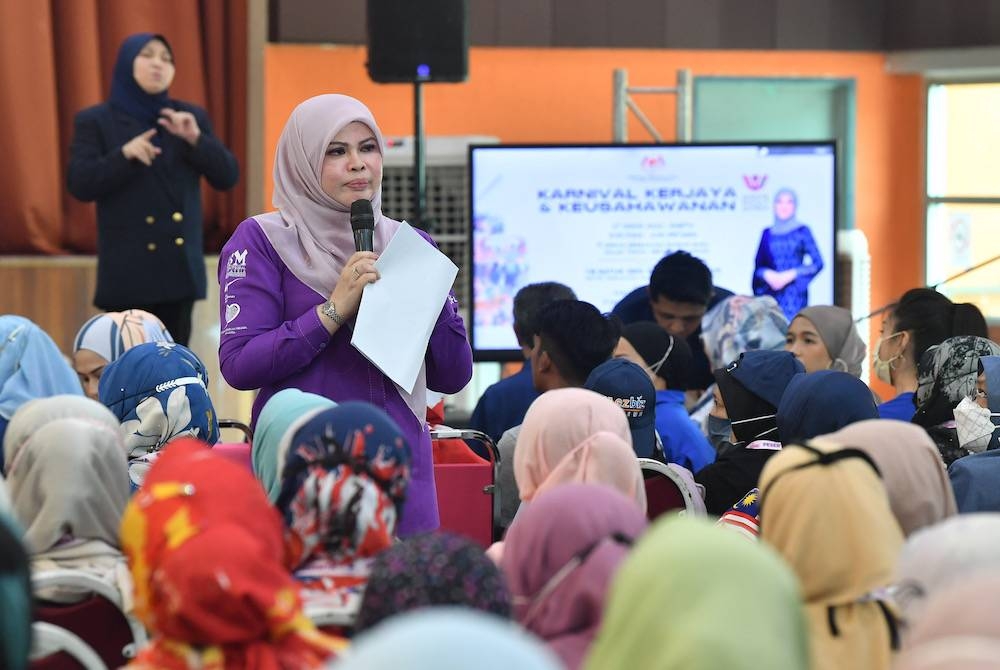 Rina beramah mesra bersama para hadirin pada Karnival Kerjaya dan Keusahawanan Wanita Bangkit di Dewan Serbaguna Bandar Baru Salak Tinggi, Sepang pada Sabtu. - Foto Bernama