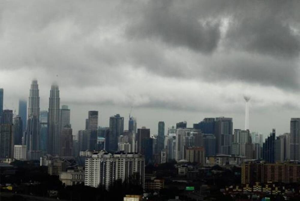 Amaran ribut petir dan hujan lebat melibatkan Kuala Lumpur, Putrajaya dan 11 negeri sehingga jam 7 malam ini. - Gambar fail Bernama