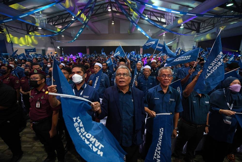 Ahli Pakatan Nasional (PN) menyanyikan lagu parti berkumandang pada Konvensyen PN 2022 di Taman Ekspo Pertanian Malaysia (MAEPS). - Foto Bernama