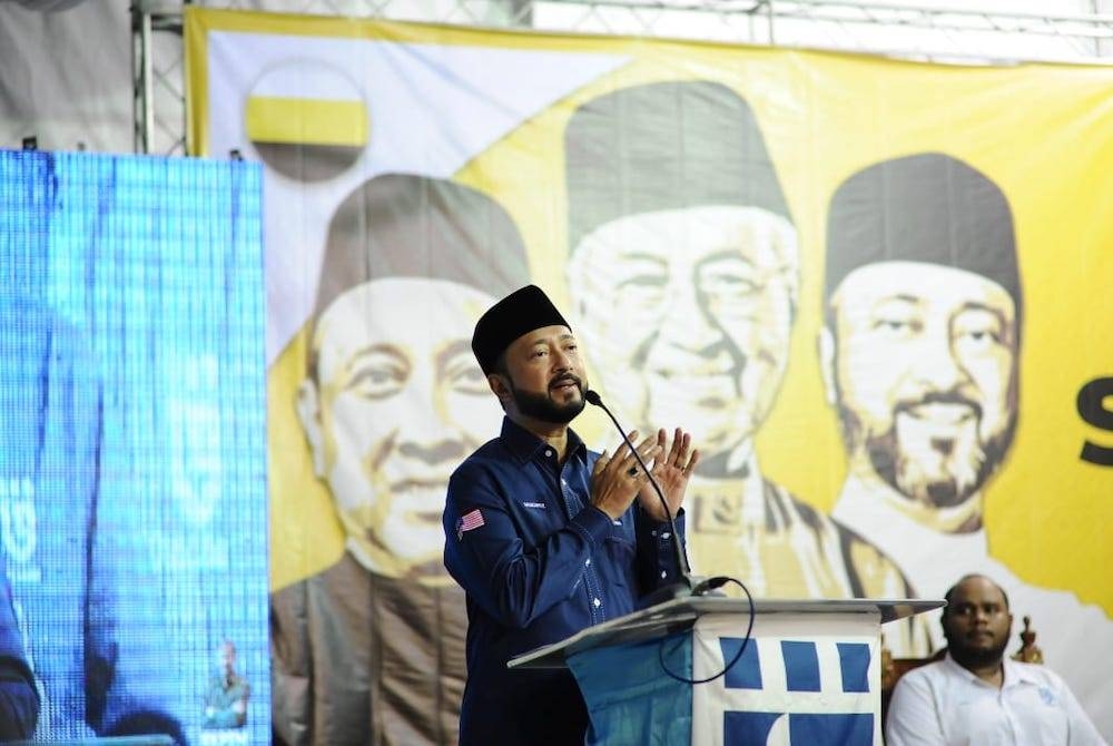 Mukhriz ketika berucap dalam program Jelajah Sayang Bangsa Negeri Perak di Tapak Funfair Pasir Puteh, Ipoh pada Sabtu.