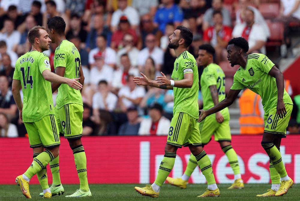 Fernandes (tengah) meraikan jaringannya ketika perlawanan Manchester United menentang Southampton di St Mary's. FOTO: AFP