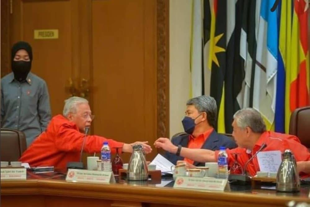 Presiden UMNO, Datuk Seri Dr Ahmad Zahid Hamidi (kanan) bersalaman dengan Datuk Seri Ismail Sabri Yaakob (kiri) pada Mesyuarat Khas MKT UMNO di WTCKL pada malam Sabtu.