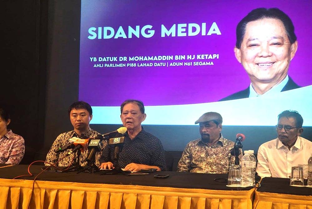 Mohamaddin (dua dari kiri) ketika sidang akhbar mengumumkan beliau menyertai PBM di Kota Kinabalu.