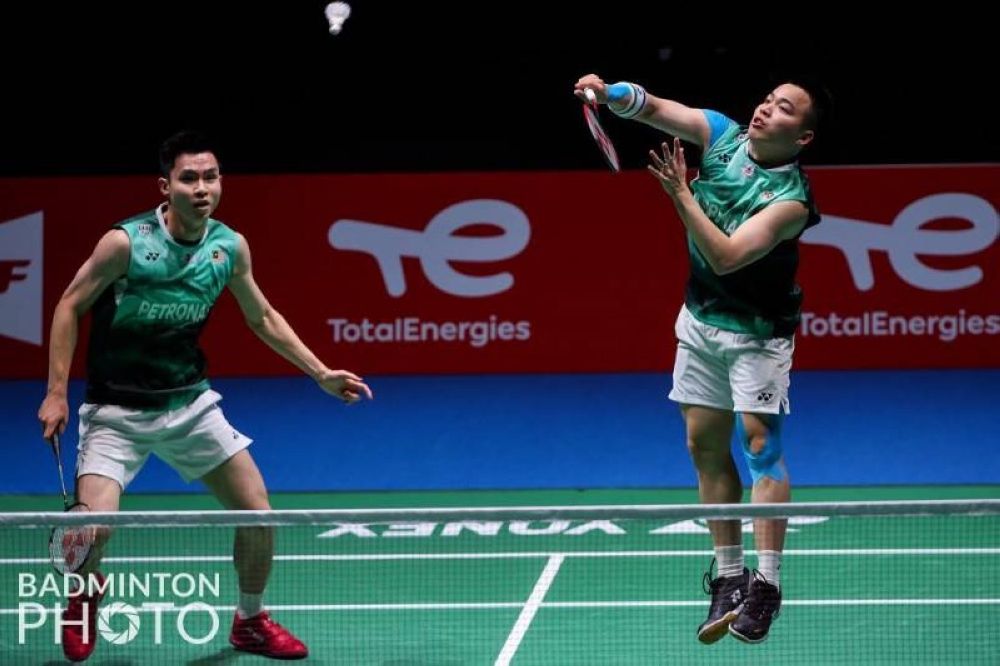 Aaron (kanan) dan Wooi Yik muncul juara dunia setelah menewaskan Ahsan-Hendra 21-19, 21- pada Kejohanan Badminton Dunia di Tokyo, Jepun pada Ahad. - Foto Agensi.