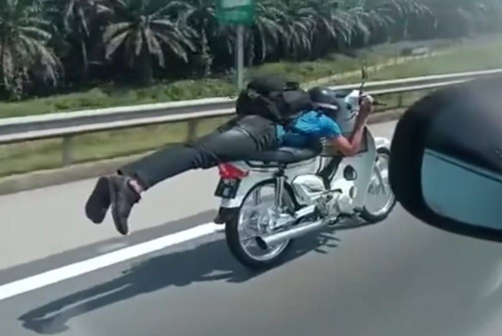 Tangkap layar dari video yang tular memaparkan aksi &#039;Superman&#039; dilakukan seorang penunggang motosikal sebelum dia ditahan polis di LPT1, Kemaman pada Sabtu. - Foto media sosial