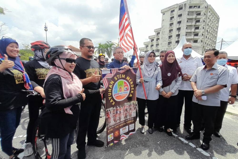 Dr Adham menyempurnakan Majlis Perasmian Karnival STEM Merdeka Minggu Sains Negara Keluarga Malaysia di Pusat Informasi dan Pelancongan Kota Tinggi, di Kota Tinggi pada Ahad.