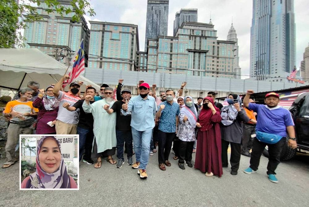 Fahmi (lima dari kanan) bersama penduduk yang terlibat di Kampung Sungai Baru . (Gambar dalam : Lele Suzana)