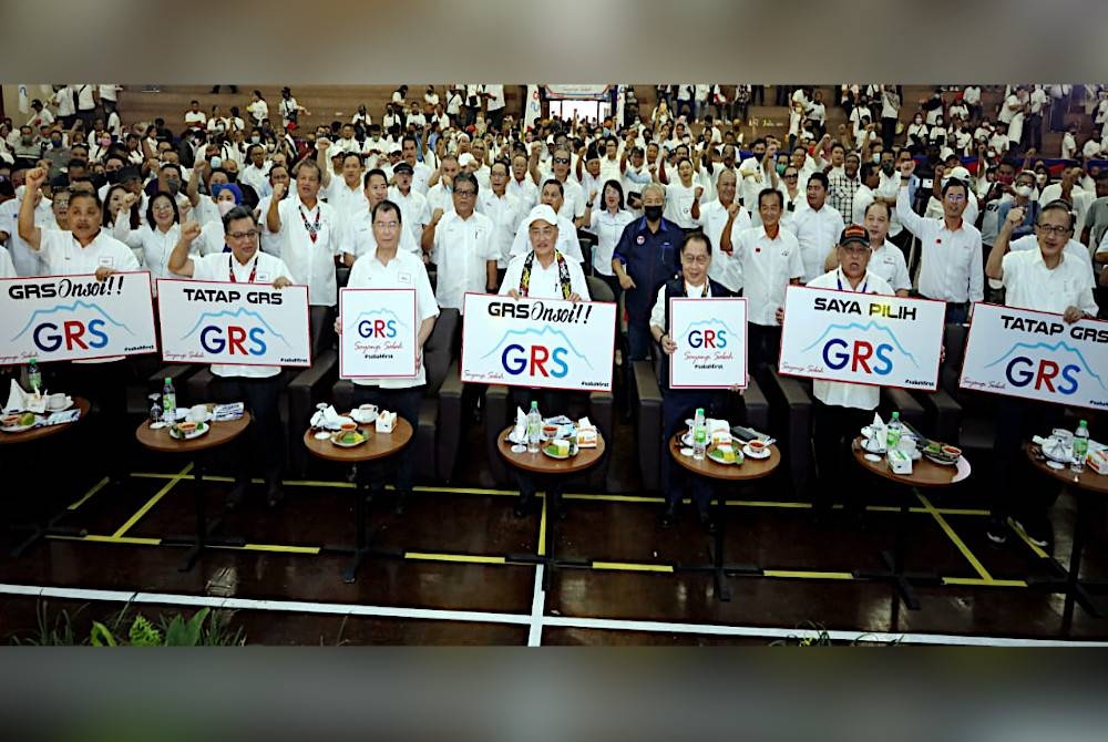 Hajiji bersama presiden dan pemimpin parti komponen GRS memegang lambang GRS pada majlis pelancaran Program Jelajah GRS Parlimen Keningau di Dewan Masyarakat Keningau, Keningau pada Ahad.