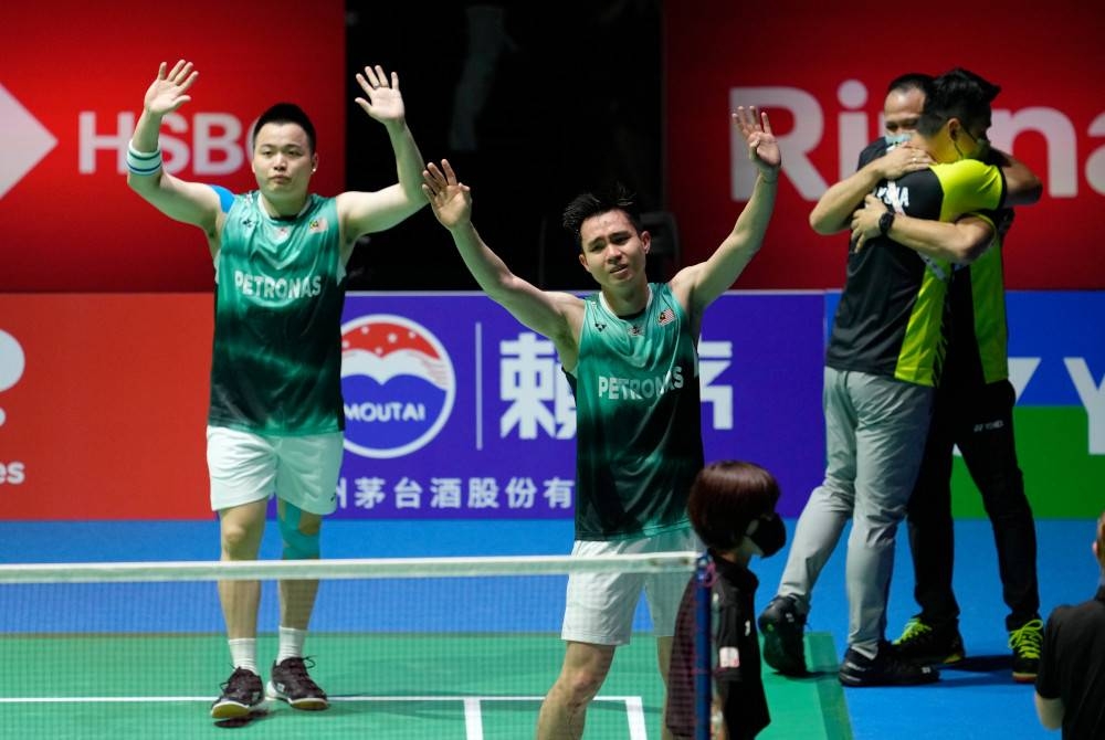 Aaron Chia-Soh Wooi Yik memahat sejarah apabila mengakhiri penantian gelaran sulung negara untuk rangkul kejuaraan Kejohanan Badminton Dunia di Jepun pada Ahad. - Foto EPA