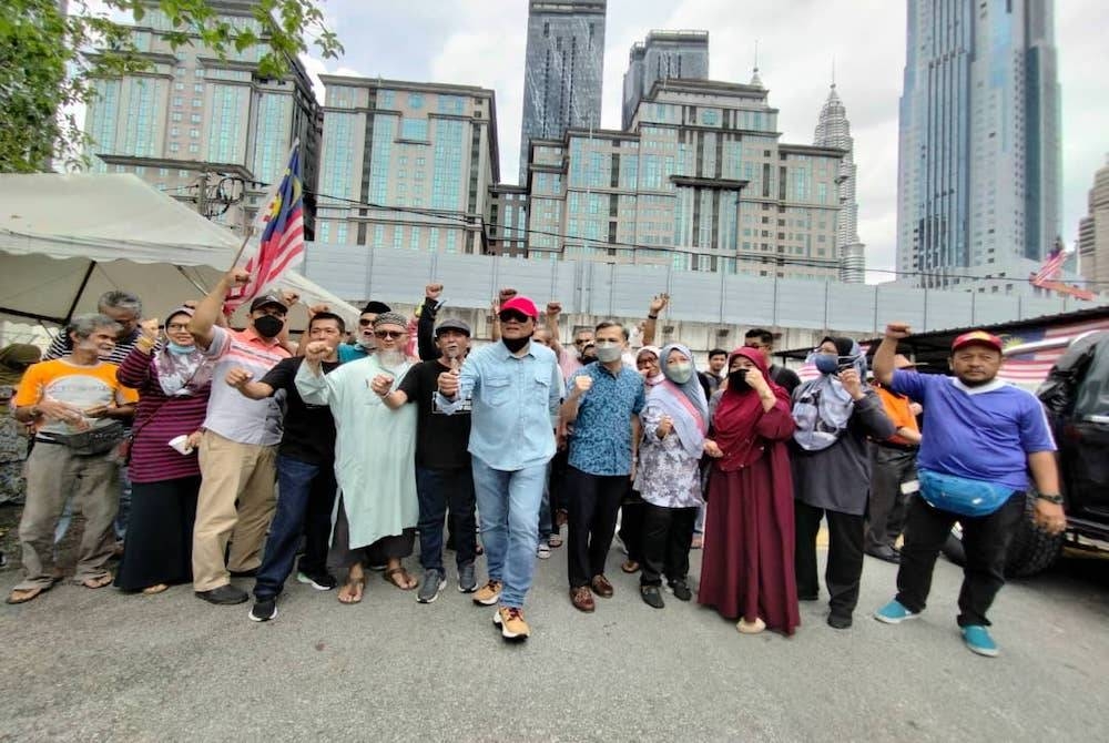 Fahmi (lima dari kanan) bersama penduduk Kampung Sungai Baru di Kampung Baru pada Ahad.