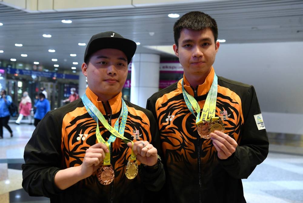 Aaron Chia (kiri) bersama Soh Wooi Yik. Foto Bernama 