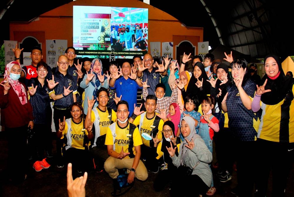 Menteri Besar Perak Datuk Seri Saarani Mohamad (baris dua, tengah) bergambar bersama peserta di Majlis Jalinan Mesra bersama Orang Kurang Upaya (OKU) di Arena Square Batu Gajah, pada Ahad. - Foto Bernama
