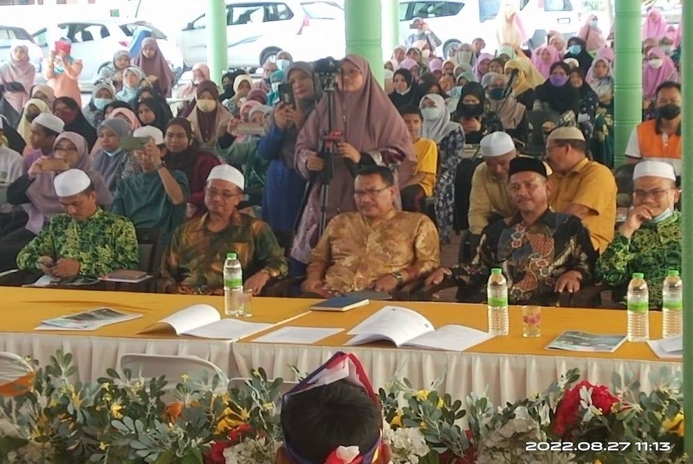 Dr Mohd Zuhdi (duduk, tengah) ketika hadir merasmikan MAT PIBG SMUA Darul Anuar, Pulau Melaka 2022 pada Sabtu.