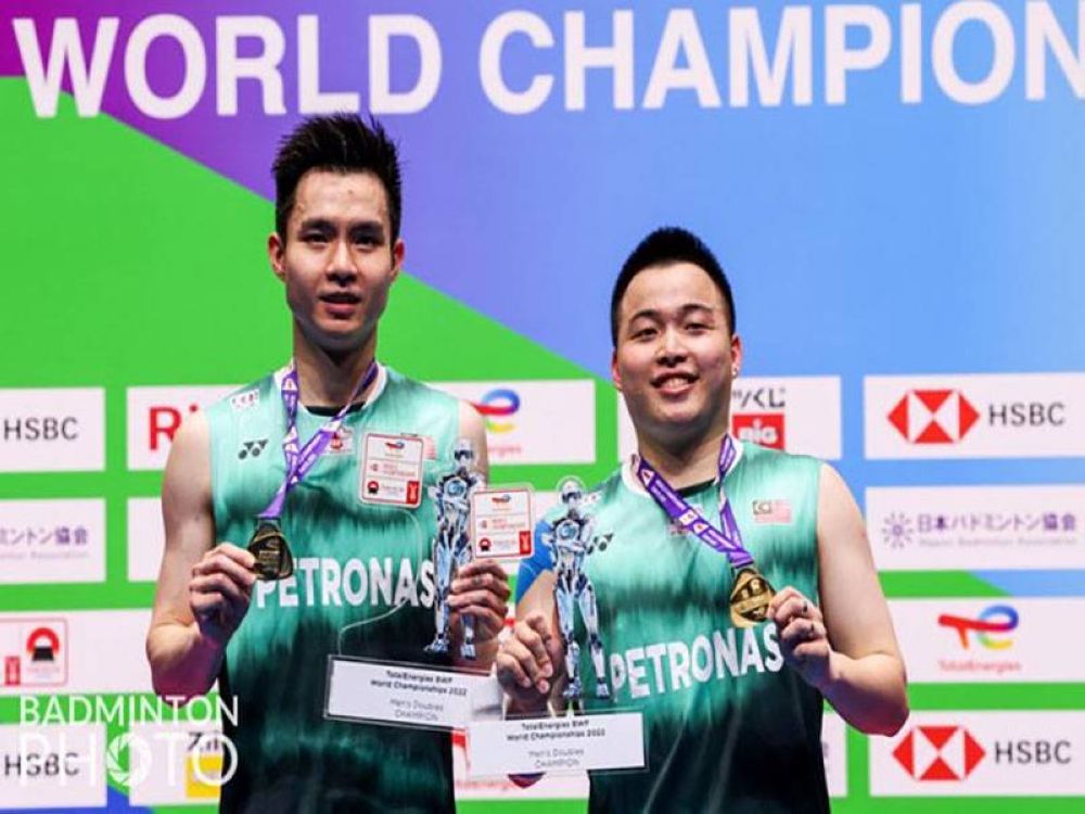 Aaron Chia-Soh Wooi Yik merangkul kejuaraan Kejohanan Badminton Dunia di Gimnasium Metropolitan Tokyo pada Ahad. - Foto BADMINTON PHOTO