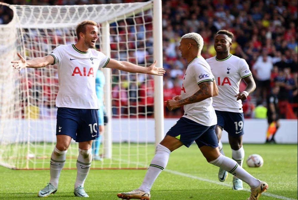 Kane (kiri) menjaringkan dua gol ketika membantu Spurs menewaskan Forest 2-0 dalam saingan EPL. Foto Agensi.