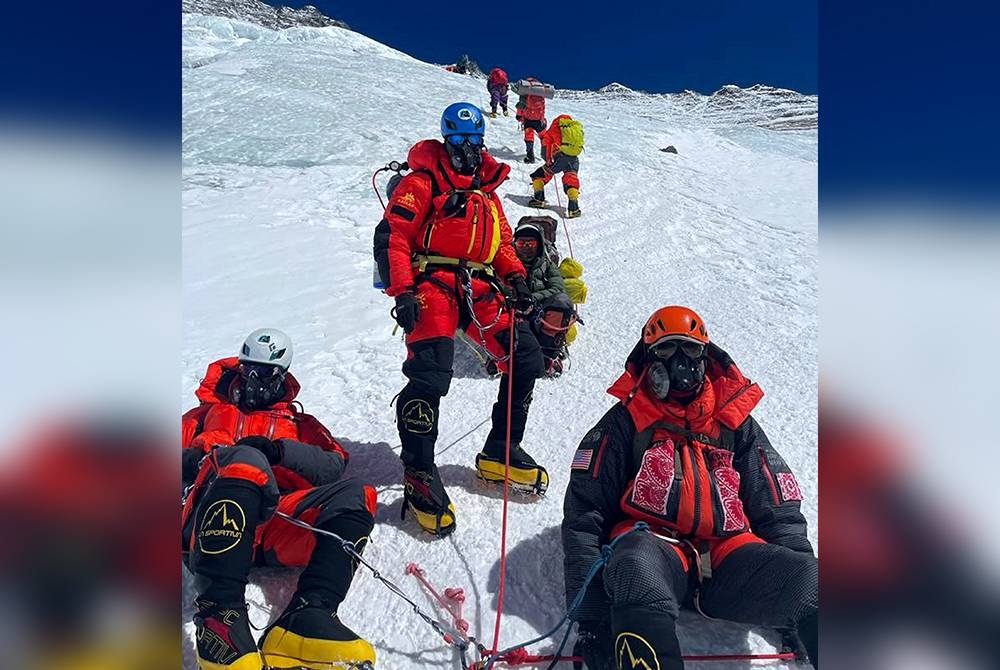 Gambar kenangan N. Elanghovan ketika berada di puncak Gunung Everest. Foto Bernama