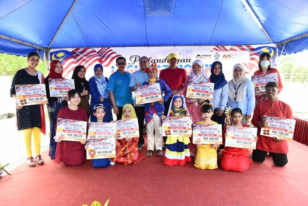 Seramai 12 finalis Pertandingan Lagu Patriotik Generasi Bestari MBSJ sempena Bulan Kemerdekaan bergambar bersama pihak pengurusan MBSJ pada Isnin.