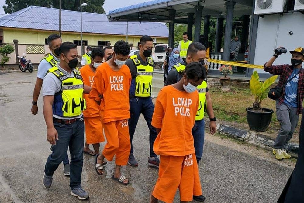 Tiga lelaki Orang Asli didakwa di Mahkamah Majistret Pekan pada Isnin atas tuduhan membunuh remaja 14 tahun.