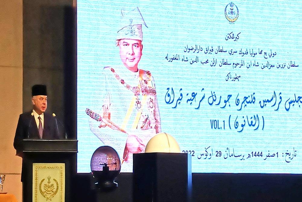 Sultan Nazrin menyampaikan titah ucapan sempena Majlis Pelancaran Jurnal Syariah Perak Al-Qanun Vol 1 2022 di Casuarina@Meru di Meru Raya pada Isnin.